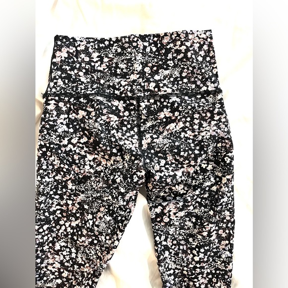 Lululemon leggings - size 4 , 25’ length - Picture 3 of 5